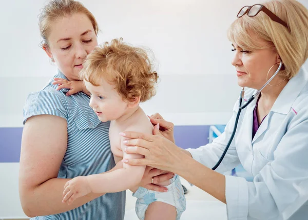 Amistoso Pediatra Médico Con Niño Paciente Clínica Diagnóstico Atención Médica — Foto de Stock