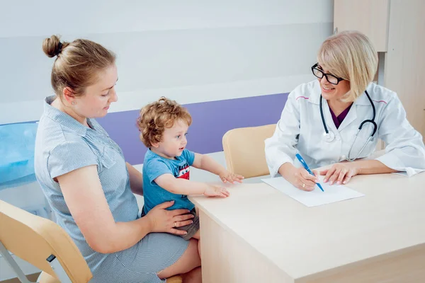 Freundlicher Kinderarzt Mit Patientenkind Der Klinik Diagnostik Gesundheitswesen Medizinischer Dienst — Stockfoto