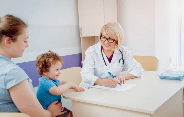 Vriendelijke Arts Kinderarts Met Patiënt Kind Kliniek Diagnose Gezondheidszorg Medische — Stockfoto