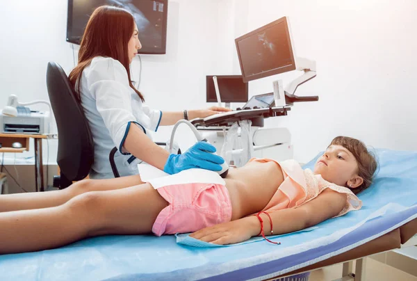 Examen Médico Una Niña Pequeña Con Equipo Ultrasonido Diagnóstico Atención — Foto de Stock