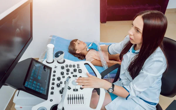 Examen Médico Una Niña Pequeña Con Equipo Ultrasonido Diagnóstico Atención — Foto de Stock