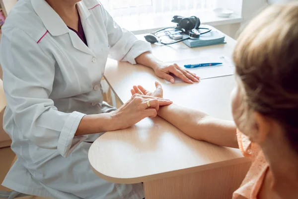 Pediatra Che Misura Frequenza Cardiaca Delle Ragazze Diagnostica Assistenza Sanitaria — Foto Stock