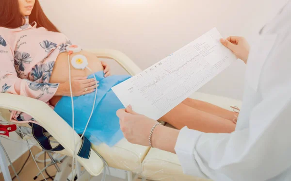 Беременная Женщина Электрокардиографией Проверяет Своего Ребенка Сердечный Мониторинг Плода Диагностика — стоковое фото
