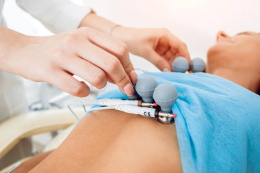 Klinikte hastaya kardiyogram testi yapan elektrokardiyogram ekipmanı olan doktor. Teşhis, sağlık, tıbbi hizmet