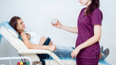 Electrocardiograph onay için bebeği olan hamile kadın. Fetal kalp izleme. Tanı, sağlık, sağlık hizmeti