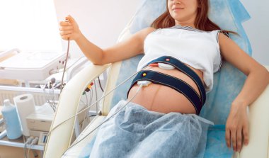 Electrocardiograph onay için bebeği olan hamile kadın. Fetal kalp izleme. Tanı, sağlık, sağlık hizmeti