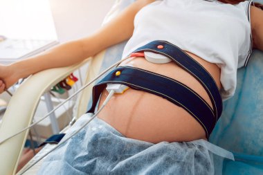 Electrocardiograph onay için bebeği olan hamile kadın. Fetal kalp izleme. Tanı, sağlık, sağlık hizmeti