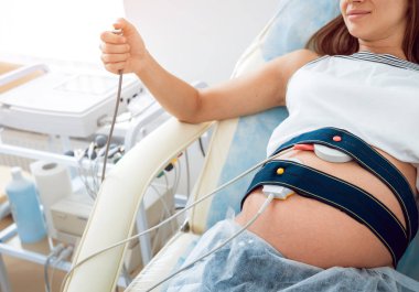 Electrocardiograph onay için bebeği olan hamile kadın. Fetal kalp izleme. Tanı, sağlık, sağlık hizmeti