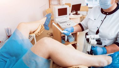 Jinekolog kullanım ultrason transabdominal ve transvaginal değnek. Doğum uzmanı ofisi. Ultrason cihazları