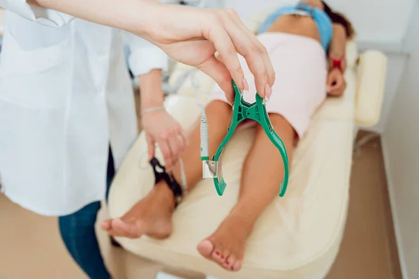 Arzt Mit Elektrokardiogramm Ausrüstung Der Dem Patienten Der Klinik Einen — Stockfoto