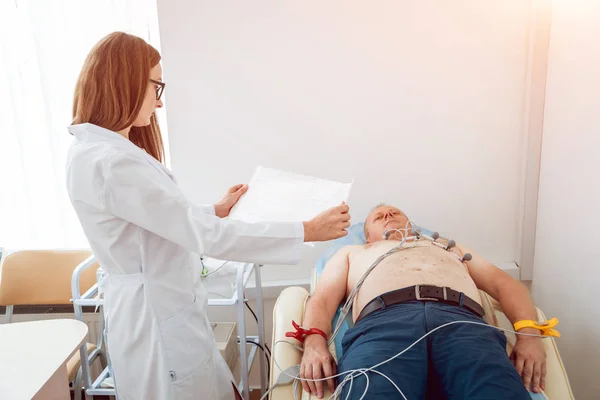 Medico Con Apparecchiature Elettrocardiografiche Che Effettuano Test Cardiografici Paziente Clinica — Foto Stock