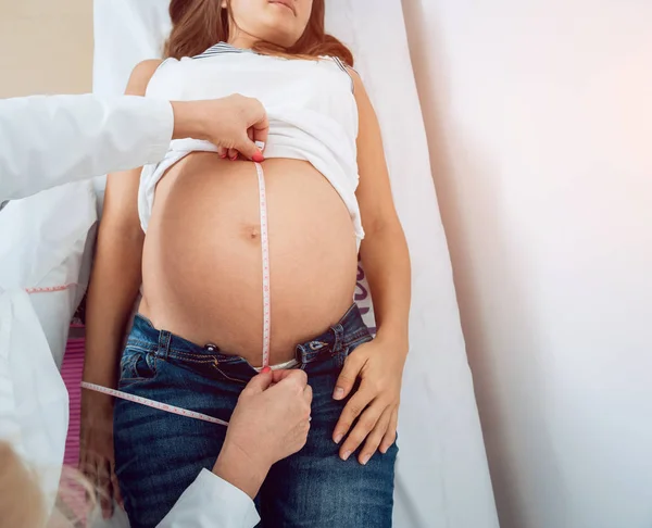 Ginekolog Bada Kobiety Ciąży Pacjent Lekarza Pakietu Office Kobieta Ciąży — Zdjęcie stockowe