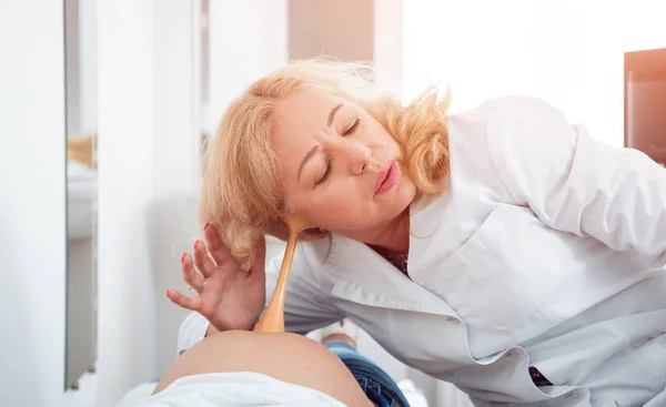 Ginecologo Esamina Una Donna Incinta Auscultazione Del Cuore Fetale Paziente — Foto Stock