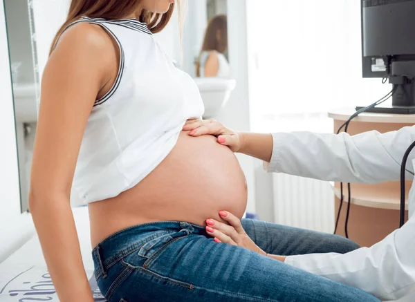 Nőgyógyász Azt Vizsgálja Hogy Egy Terhes Beteg Orvos Irodájában Terhes — Stock Fotó