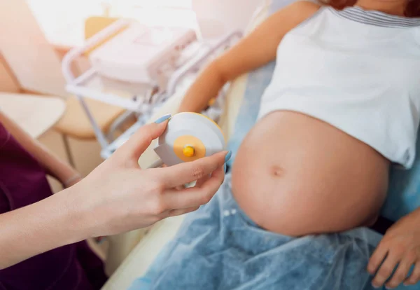 Schwangere Mit Elektrokardiographie Untersuchung Ihres Babys Überwachung Des Fetalen Herzens — Stockfoto