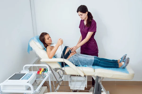 Mujer Embarazada Con Electrocardiograma Revisando Bebé Monitoreo Cardíaco Fetal Diagnóstico — Foto de Stock