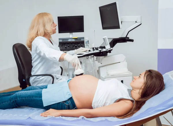 Profesionální Lékař Vyšetření Těhotné Ženy Ultrazvukem Sledování Stavu Plodu Diagnostické — Stock fotografie