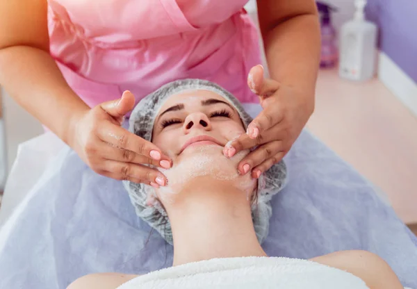 Procedura Cosmetica Facciale Nel Salone Spa Procedura Applicare Una Maschera — Foto Stock