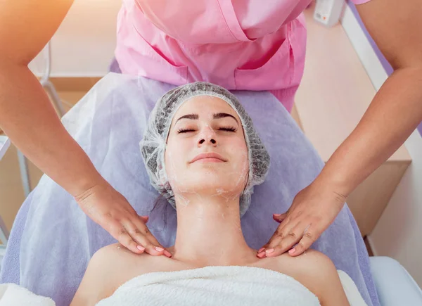 Procedura Cosmetica Facciale Nel Salone Spa Procedura Applicare Una Maschera — Foto Stock