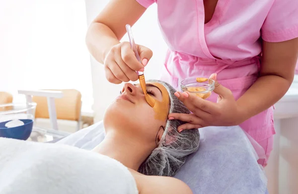 Procedura Cosmetica Facciale Nel Salone Spa Procedura Applicare Una Maschera — Foto Stock
