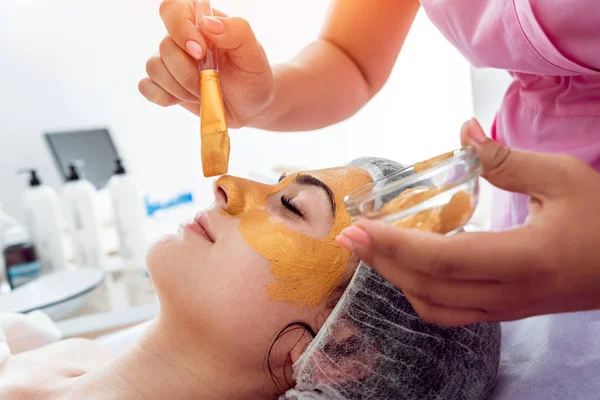 Obličejové Kosmetické Procedury Spa Salonu Postup Pro Použití Masky Tvář — Stock fotografie