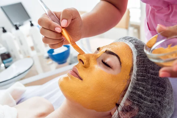 Obličejové Kosmetické Procedury Spa Salonu Postup Pro Použití Masky Tvář — Stock fotografie