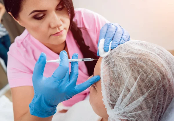 Kosmetische Behandlung Der Arzt Kosmetologe Macht Gesichtsinjektionen Verfahren — Stockfoto