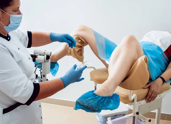 Mujer Silla Ginecológica Durante Chequeo Ginecológico Con Médico Ginecólogo Examina — Foto de Stock