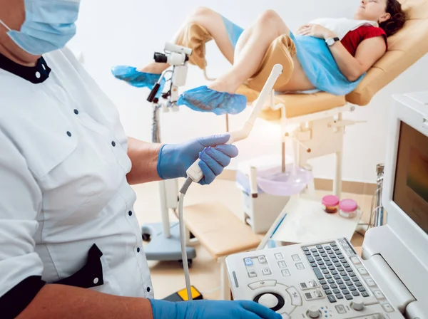 Gynekolog Använder Ultraljud För Att Undersöka Patienten Obstetriker Kontor Ultraljudsutrustning — Stockfoto