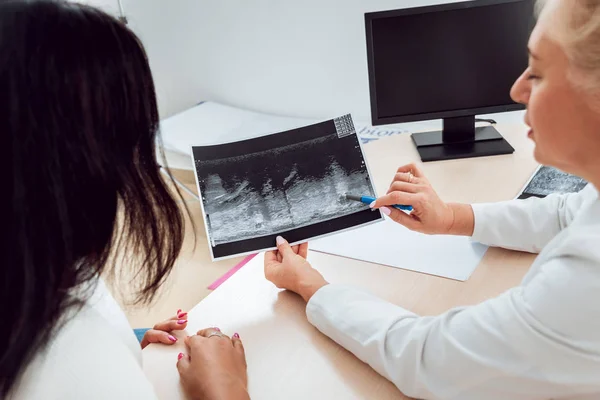 Läkare Får Undersöka Bröst Ung Kvinna Samråd Med Gynekolog Diagnostik — Stockfoto