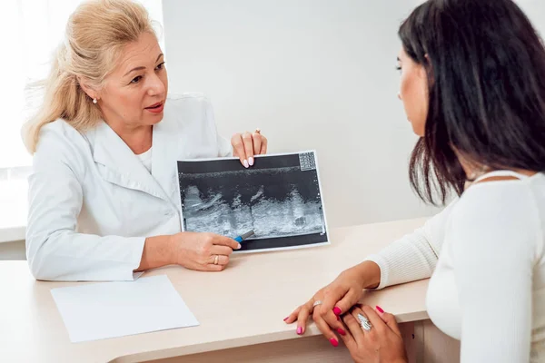 Dottore Ottenere Esaminando Seno Giovane Donna Consultazione Con Ginecologo Diagnostica — Foto Stock