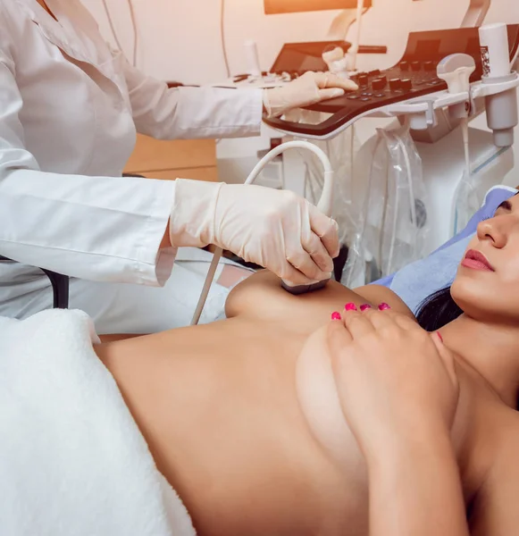 Gynekolog Utför Bröstundersökning För Hennes Patient Använder Ultraljud Scanner Sonography — Stockfoto