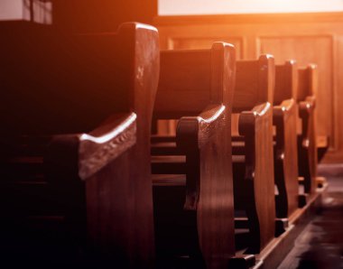 Kilise bankları satırlarının. Seçici odak. Güzel arka plan