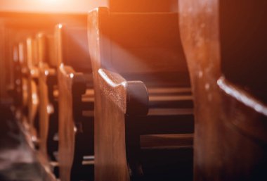 Kilise bankları satırlarının. Seçici odak. Güzel arka plan