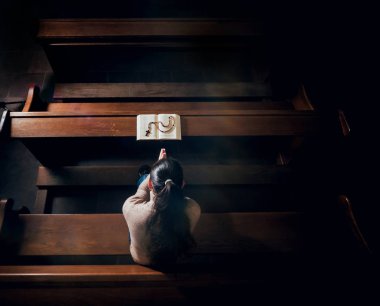 Kilisede dua Hıristiyan kadın. El geçti ve İncil'de ahşap masa üzerinde. Arka plan