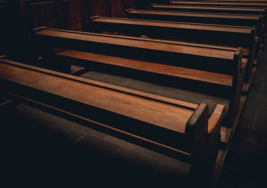 Kilise bankları satırlarının. Seçici odak. Güzel arka plan