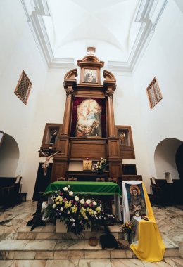 Boş sıraları ile eski bir kilisenin iç görünüm. Arka plan