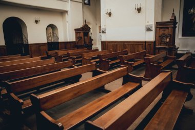 Kilise bankları satırlarının. Seçici odak. Güzel arka plan