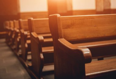 Kilise bankları satırlarının. Seçici odak. Güzel arka plan