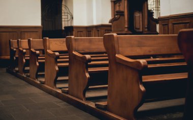Kilise bankları satırlarının. Seçici odak. Güzel arka plan