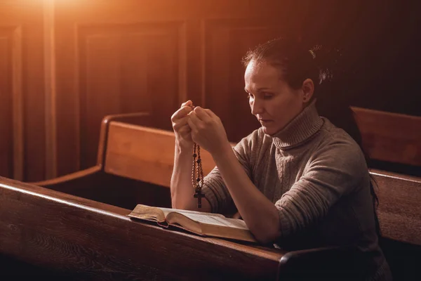 Христианка Молящаяся Церкви Руки Скрещены Библия Деревянном Столе Фон — стоковое фото