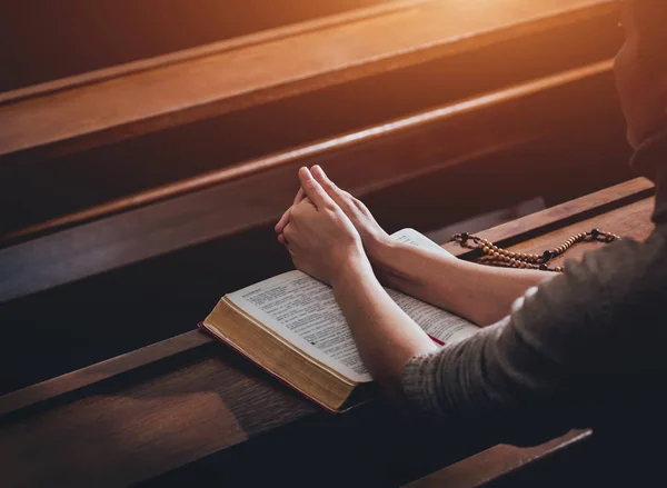 Mujer Cristiana Rezando Iglesia Manos Cruzadas Santa Biblia Sobre Escritorio —  Fotos de Stock