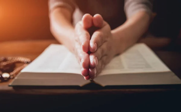 Mujer Cristiana Rezando Iglesia Manos Cruzadas Santa Biblia Sobre Escritorio —  Fotos de Stock