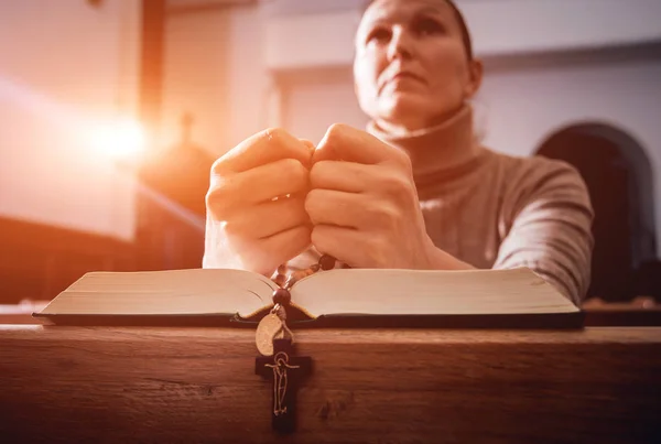 Mujer Cristiana Rezando Iglesia Manos Cruzadas Santa Biblia Sobre Escritorio —  Fotos de Stock