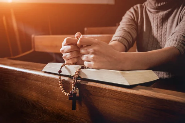 Mujer Cristiana Rezando Iglesia Manos Cruzadas Santa Biblia Sobre Escritorio —  Fotos de Stock