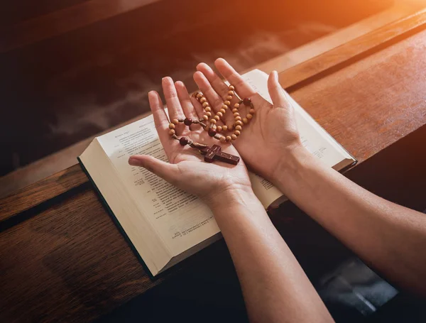 Mujer Cristiana Rezando Iglesia Manos Cruzadas Santa Biblia Sobre Escritorio — Foto de Stock