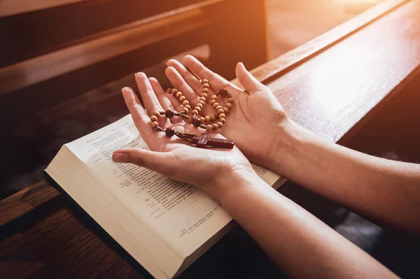 Keresztény Imádkozott Templomban Kezek Keresztbe Szent Biblia Fából Készült Asztal — Stock Fotó