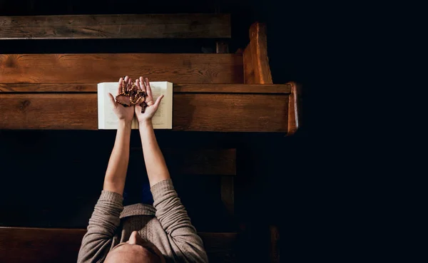 Mujer Cristiana Rezando Iglesia Manos Cruzadas Santa Biblia Sobre Escritorio — Foto de Stock