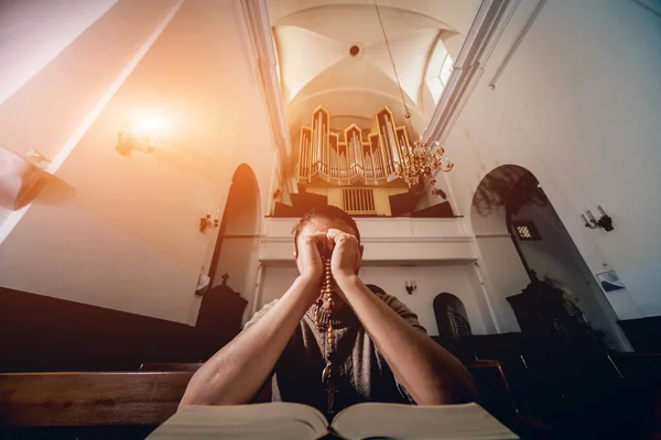 Christin Betet Der Kirche Hände Gekreuzt Und Heilige Bibel Auf — Stockfoto