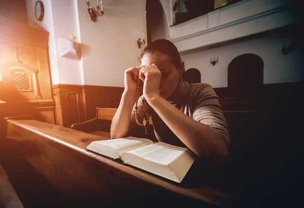 Keresztény Imádkozott Templomban Kezek Keresztbe Szent Biblia Fából Készült Asztal — Stock Fotó